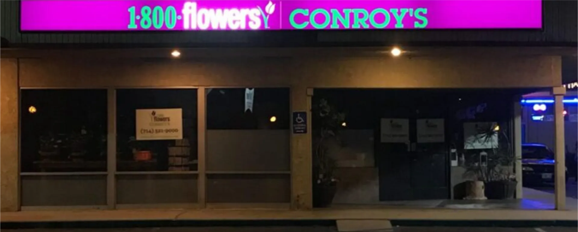 a lighted sign box on a business called 1-800-flowers.